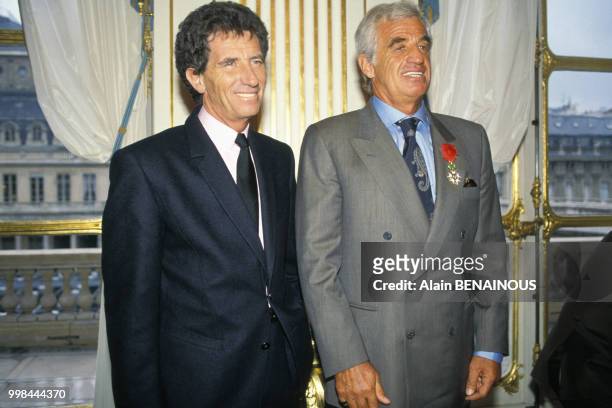Jean-Paul Belmondo est decoré de la Legion d'Honneur au ministère de la Culture par le ministre Jack Lang le 6 mai 1991 a Paris, France.