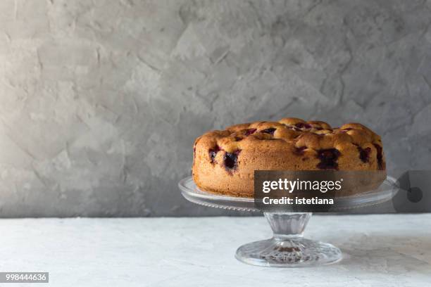 summer sponge cake with cherries - cakestand stock-fotos und bilder