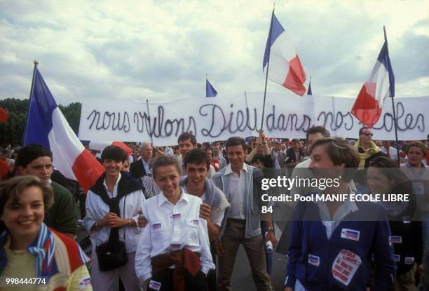 Manifestation pour l'école libre à Paris le 24 juin 1984, France.