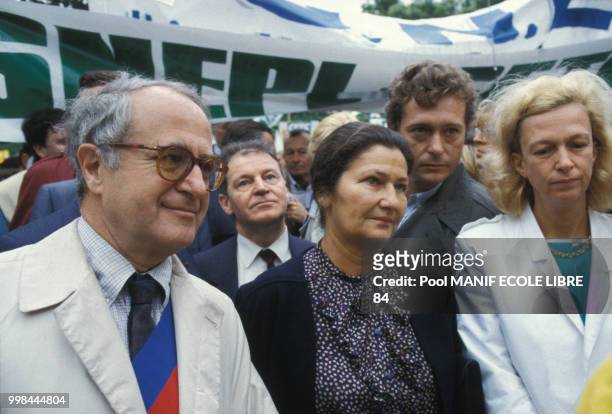 Simone Veil avec son mari Antoine et Dominique Baudis lors de la manifestation pour l'école libre à Paris le 24 juin 1984, France.