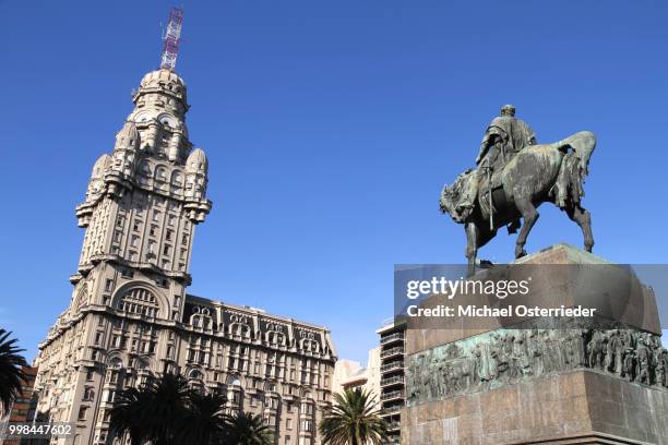 plaza independencia in montevideo - independencia stock pictures, royalty-free photos & images