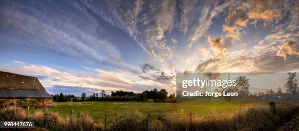 atardecer en el campo - atardecer stock pictures, royalty-free photos & images