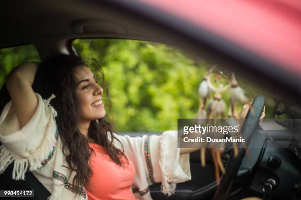 屈託のない女性にハッピー バカンス運転笑顔の休日 - drive smile ストックフォトと画像