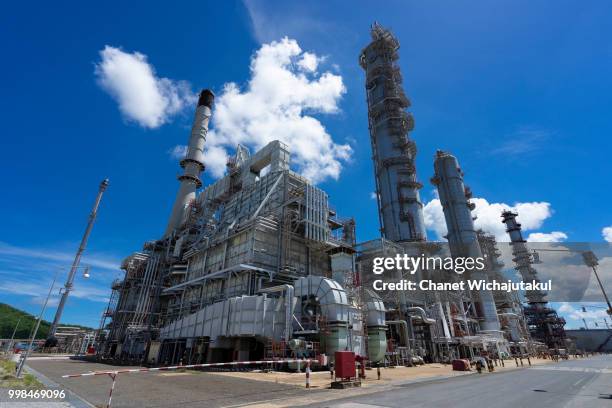 oil refinery plant form industry zone with blue sky - province de chonburi photos et images de collection