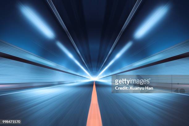 modern highway tunnel underpass - fluchtpunktperspektive stock-fotos und bilder