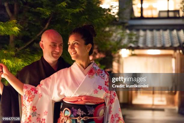 foreign couple enjoying visit to japan - kumikomini stock pictures, royalty-free photos & images