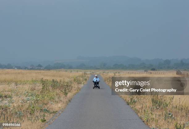 motorised wheelchair on path - gary colet - fotografias e filmes do acervo