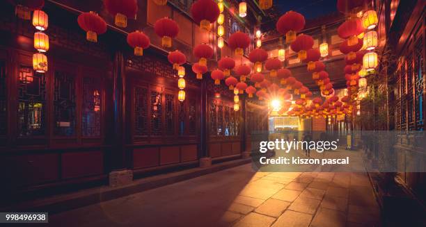 the traditional red lantern in a street of chengdu in sichuan during a chinese new year . china - chinese lantern festival stockfoto's en -beelden