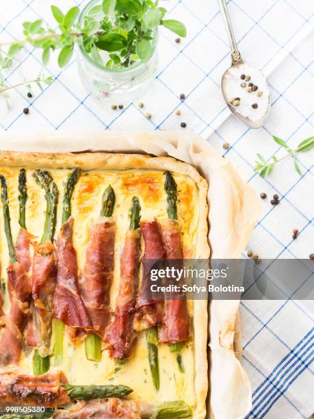 savory quiche pie with asparagus, prosciutto and marjoram - marjoram stock pictures, royalty-free photos & images