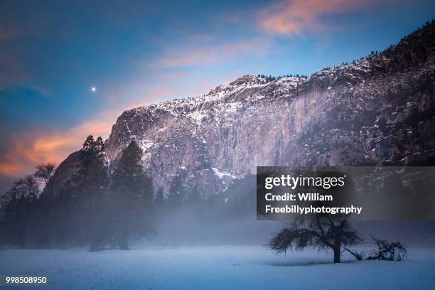 foggy yosemite morning with moon and clouds - william moon - fotografias e filmes do acervo