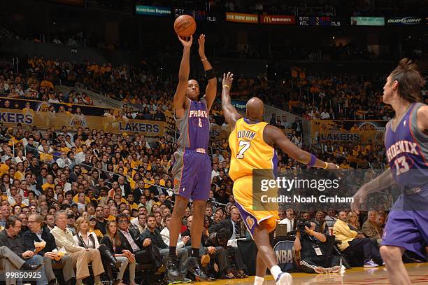 Channing Frye of the Phoenix Suns shoots against Lamar Odom of the Los Angeles Lakers in Game One of the Western Conference Finals during the 2010...