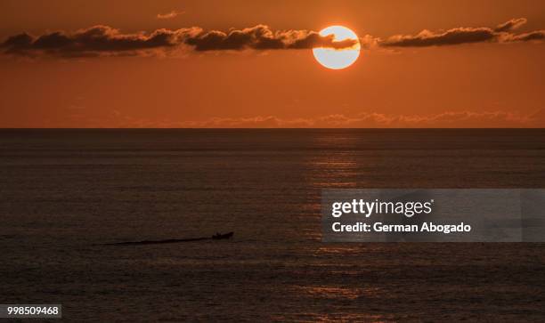 bote al atardecer - atardecer stockfoto's en -beelden