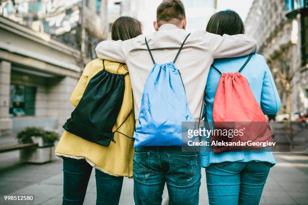 drei high school freunden nach der schule ein spaziergang durch stadtplatz - aleksandar georgiev stock-fotos und bilder