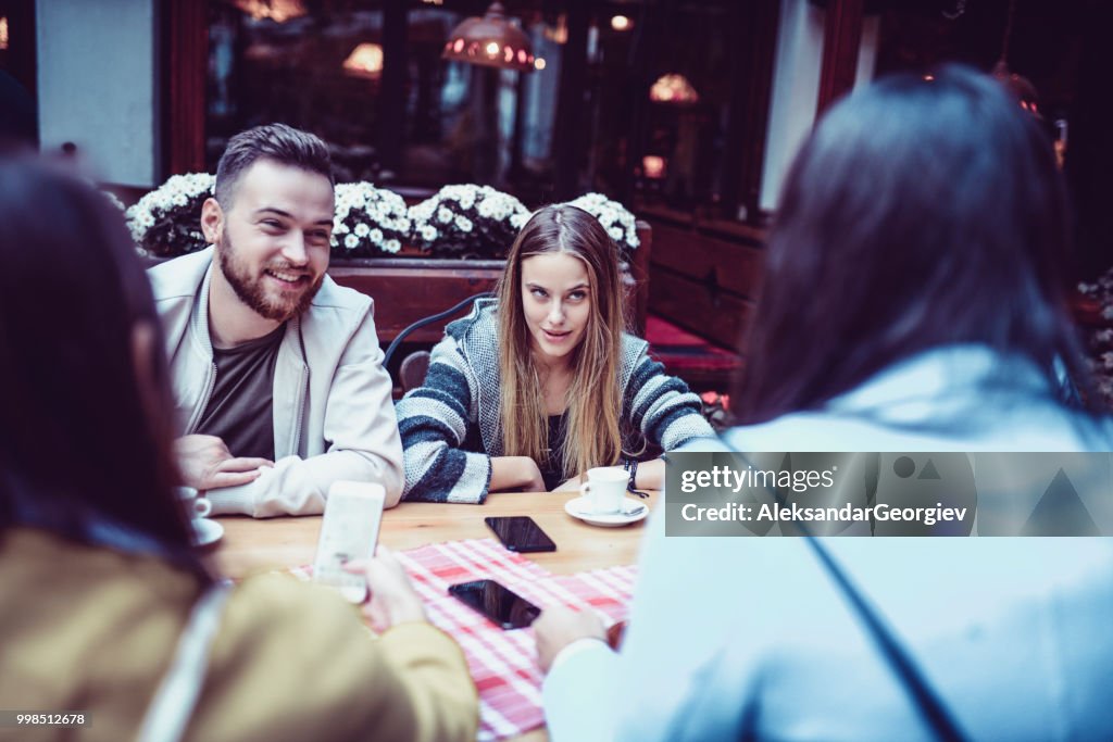 Gruppe von Freunden im Restaurant mittags Kaffee trinken