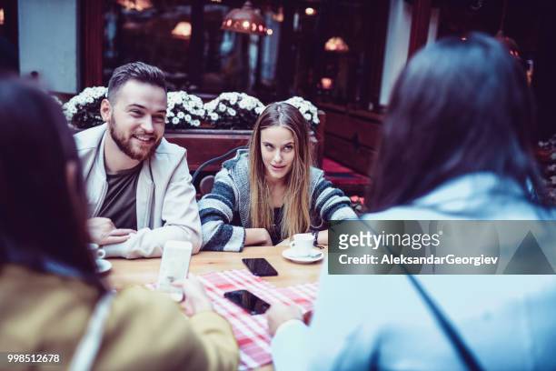grupo de amigos tomando café de mediodía en el restaurante - aleksandar georgiev fotografías e imágenes de stock