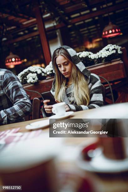 retrato de linda mujer bebiendo café en la barra después de la escuela - aleksandar georgiev fotografías e imágenes de stock