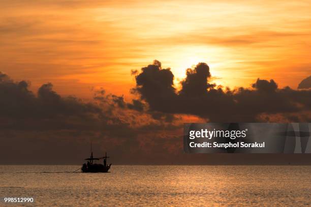 silhouette of a fishing boat on the gulf of thailand during sunrise in pranburi - sunphol stock pictures, royalty-free photos & images