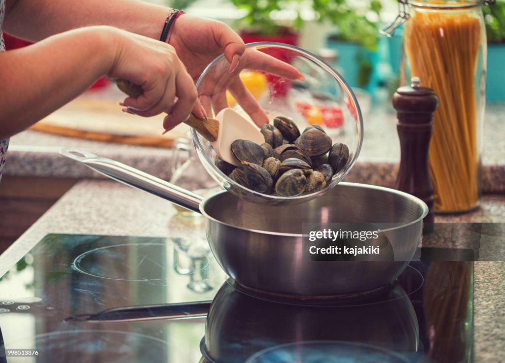Elaboración de Spaghetti a la Vongole