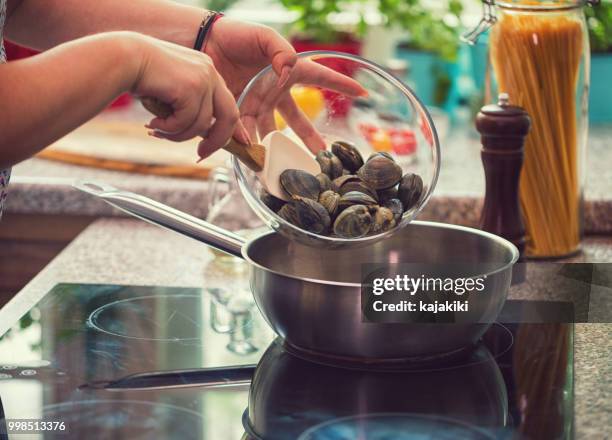 preparing spaghetti with vongole - bivalve imagens e fotografias de stock