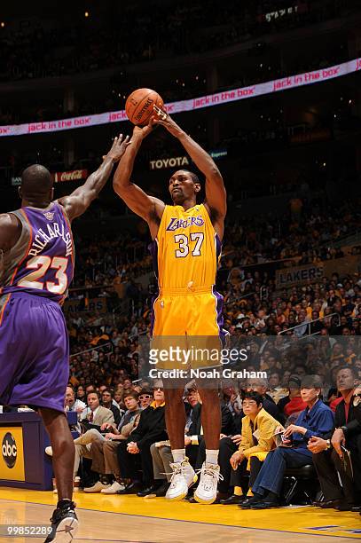 Ron Artest of the Los Angeles Lakers shoots against Jason Richardson of the Phoenix Suns in Game One of the Western Conference Finals during the 2010...
