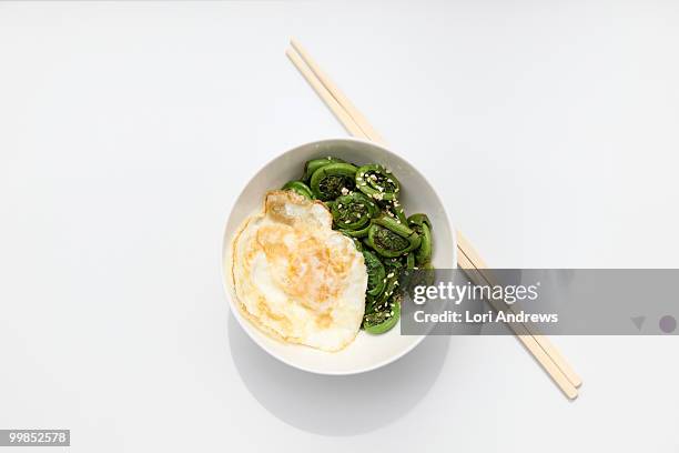 fiddleheads and fried egg - lori elle photos et images de collection