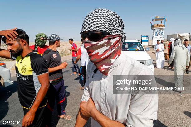 Protesters demonstrate against unemployment in front of oil fields in al-Qurnah, some 100 kilometers north of Basra, southern Iraq, on July 14, 2018....