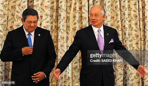 Malaysian Prime Minister Najib Razak invities members of the delegation travelling with Indonesian President Susilo Bambang Yudhoyono prior to a...