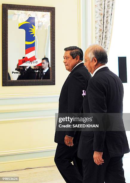 Malaysian Prime Minister Najib Razak walks with Indonesian President Susilo Bambang Yudhoyono prior to a memorendum signing ceremony at the premier's...
