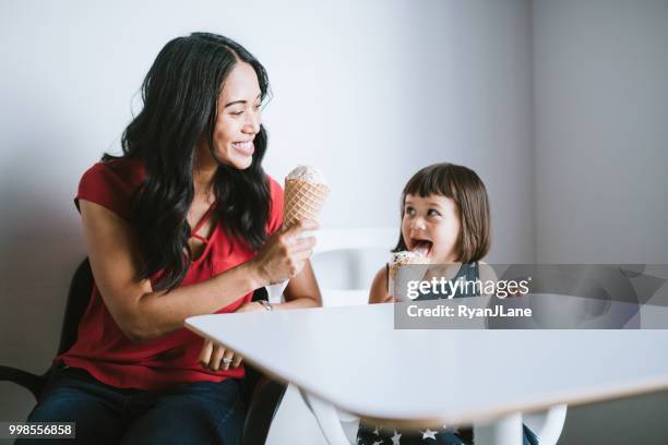 mutter und tochter gemeinsam ein eis genießen - filipino family eating stock-fotos und bilder