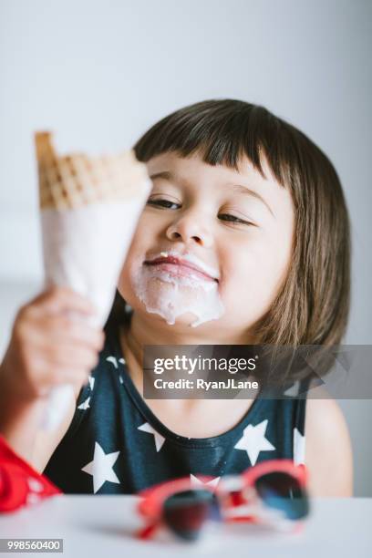 mutter und tochter gemeinsam ein eis genießen - girl eating messy ice cream cone stock-fotos und bilder