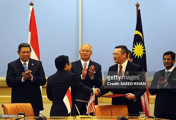 Indonesian President Susilo Bambang Yudhoyono along with Malaysian Prime Minister Najib Razak applaud during the exchange of signed memorendum...
