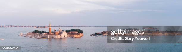 panoramic view over the lagoon of venice to san giorgio maggiore - yeowell imagens e fotografias de stock