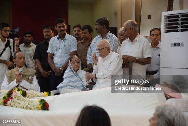 Former President Pratibha Patil and BJP leader LK Adwani attend the funeral of Dada JP Vaswani at Sadhu Vaswani Mission, on July 13, 2018 in Pune,...