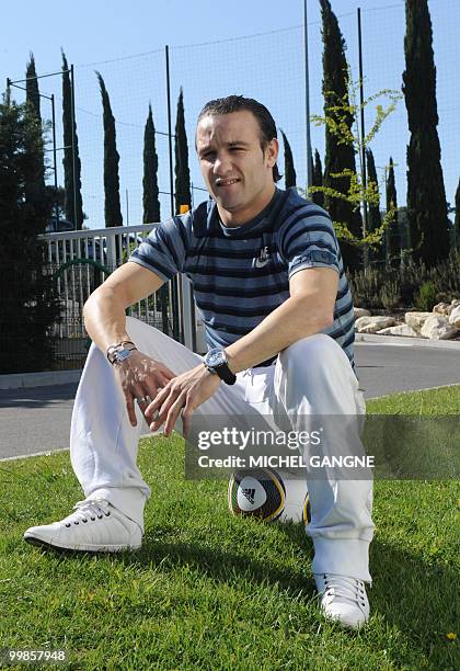 Olympique de Marseille French midfielder Mathieu Valbuena poses with the official 2010 FIFA World Cup match ball on May 17, 2010 in Marseille...