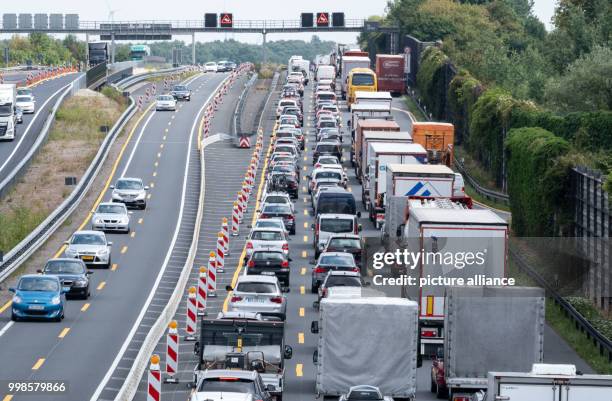 July 2018, Germany, Lehrte: Vehicles in a traffic jam near a construction site on the A2 motorway near Lehrte in the direction of Berlin. Photo:...