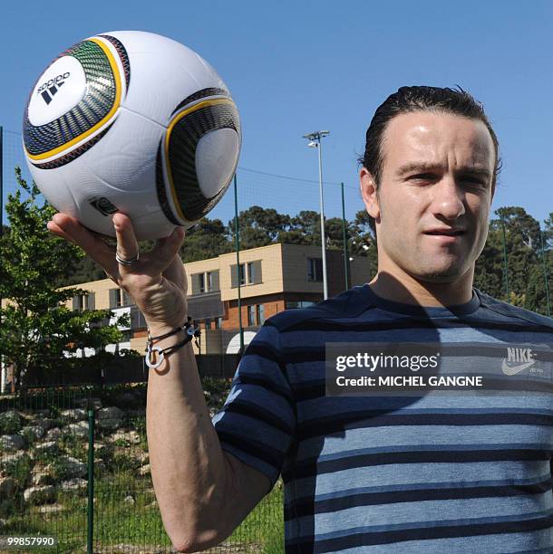 Olympique de Marseille French midfielder Mathieu Valbuena poses with the official 2010 FIFA World Cup match ball on May 17, 2010 in Marseille...