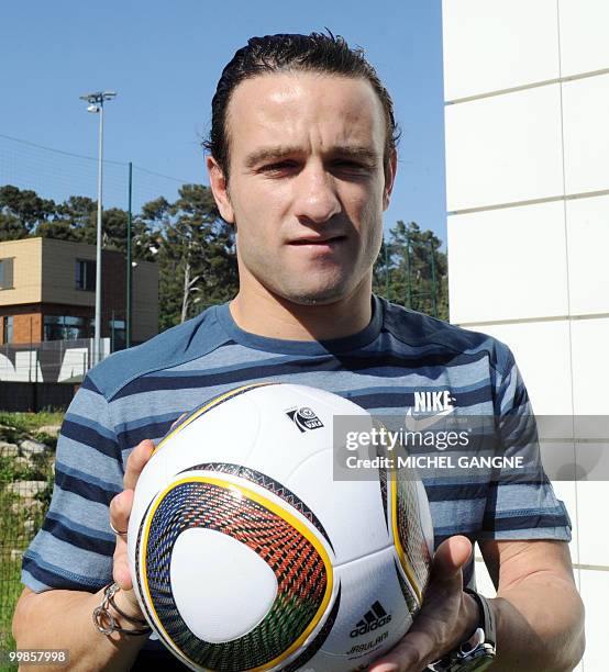 Olympique de Marseille French midfielder Mathieu Valbuena poses with the official 2010 FIFA World Cup match ball on May 17, 2010 in Marseille...