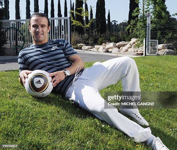 Olympique de Marseille French midfielder Mathieu Valbuena poses with the official 2010 FIFA World Cup match ball on May 17, 2010 in Marseille...