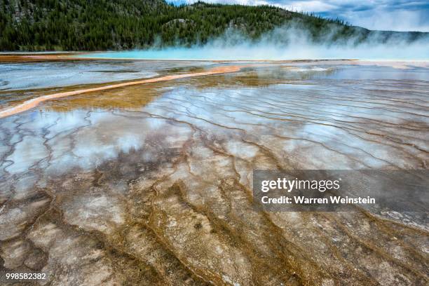 great prismatic spring - weinstein fotografías e imágenes de stock