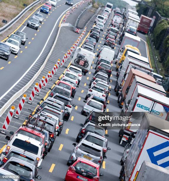 July 2018, Germany, Lehrte: Vehicles in a traffic jam near a construction site on the A2 motorway near Lehrte in the direction of Berlin. Photo:...