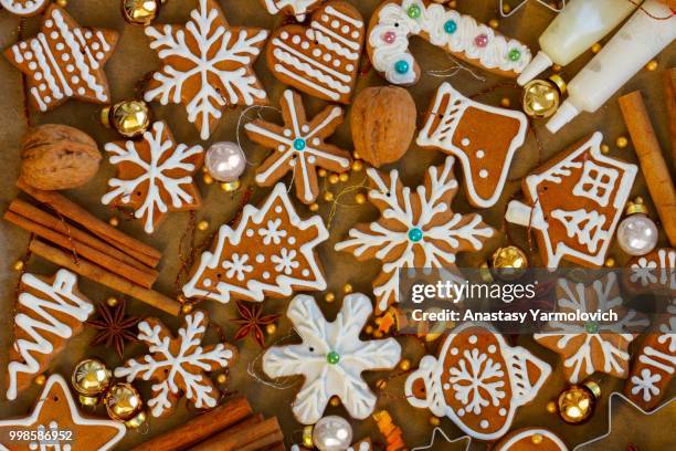 christmas gingerbread cookies - figurita de jengibre fotografías e imágenes de stock