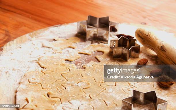 gingerbread dough with molds for baking and cinnamon, selective focus - figurita de jengibre fotografías e imágenes de stock