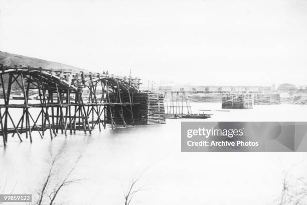 Bridging the Tennessee river in Chattanooga, circa 1864.