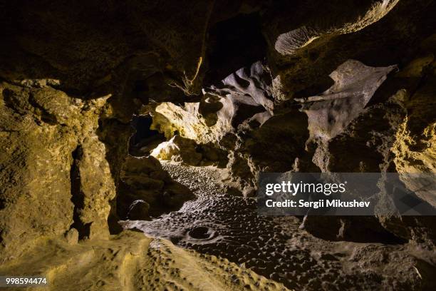 in a cave - tufsteenrots stockfoto's en -beelden