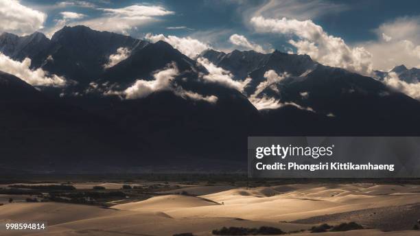 beautiful landscape view of desert in nubra valley, leh ladakh, india - nubra valley stock-fotos und bilder