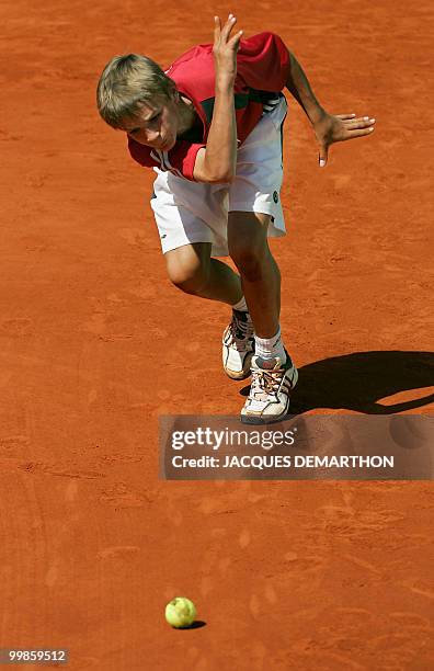 Boy ball passes a tennis ball during a third round match of the tennis French Open at Roland Garros, 27 May 2005 in Paris. AFP PHOTO JACQUES DEMARTHON