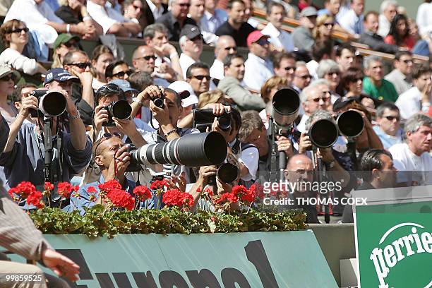 Photographers are pictured during a quarter final match of the tennis French Open at Roland Garros, 31 May 2005 in Paris. AFP PHOTO / THOMAS COEX