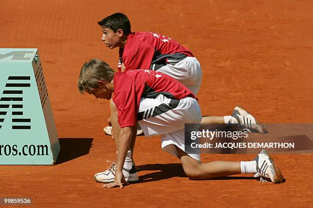 Boy balls are pictured during a third round match of the tennis French Open at Roland Garros, 27 May 2005 in Paris. AFP PHOTO JACQUES DEMARTHON