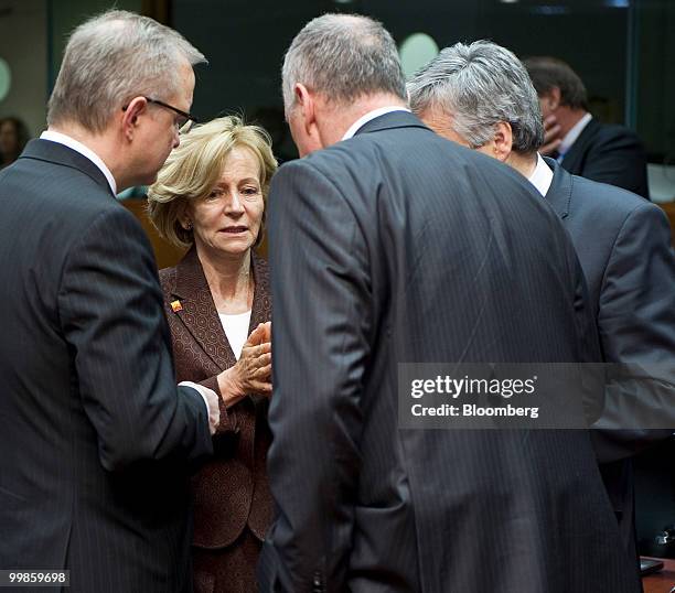 Elena Salgado, Spain's finance minister, center, speaks with colleagues during the meeting of European Union finance ministers in Brussels, Belgium,...