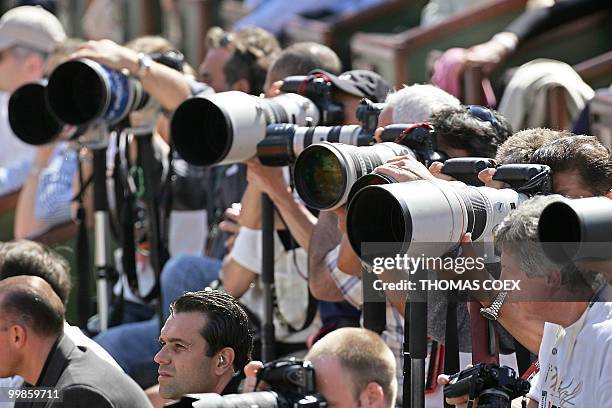 Photographers are pictured during a quarter final match of the tennis French Open at Roland Garros, 31 May 2005 in Paris. AFP PHOTO / THOMAS COEX